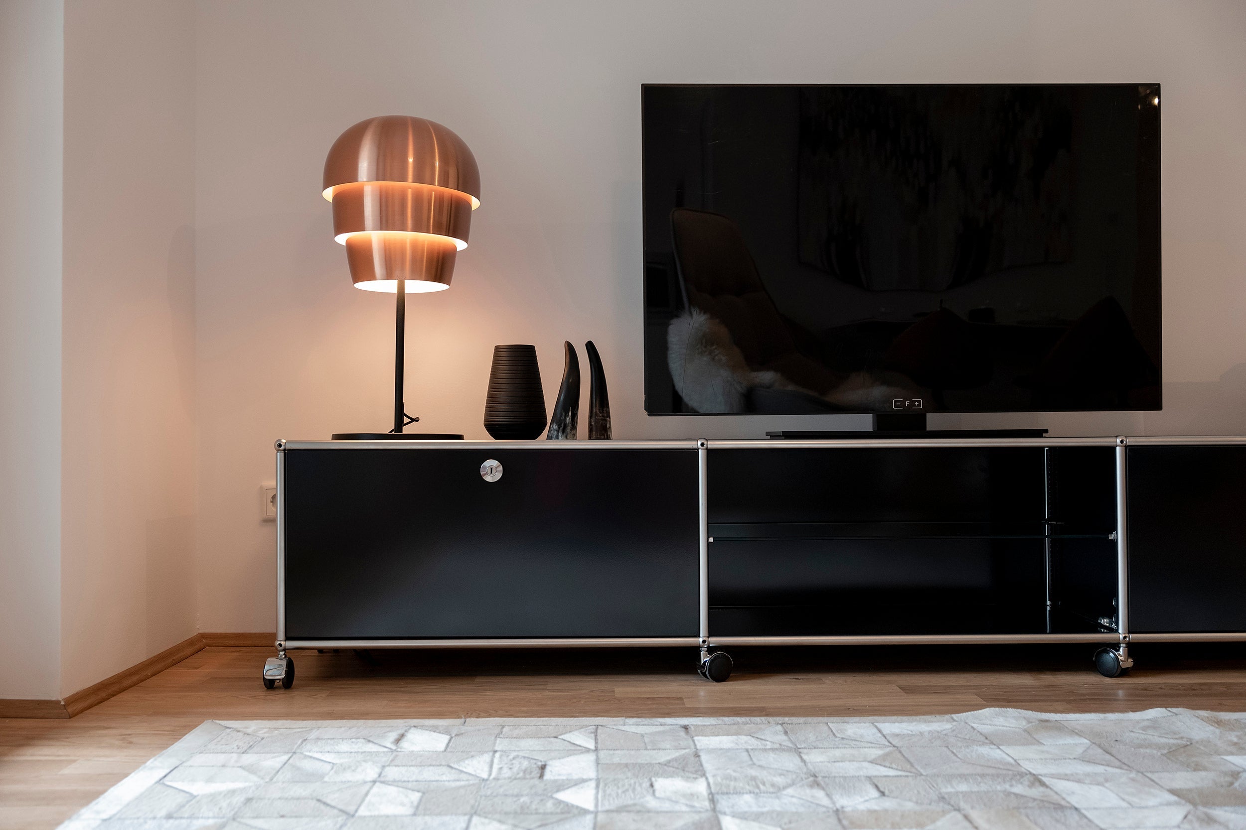 konektra_Longboard-Wohnzimmer-Home_fuer-USM-Haller_Reinwei_RAL-9010_01