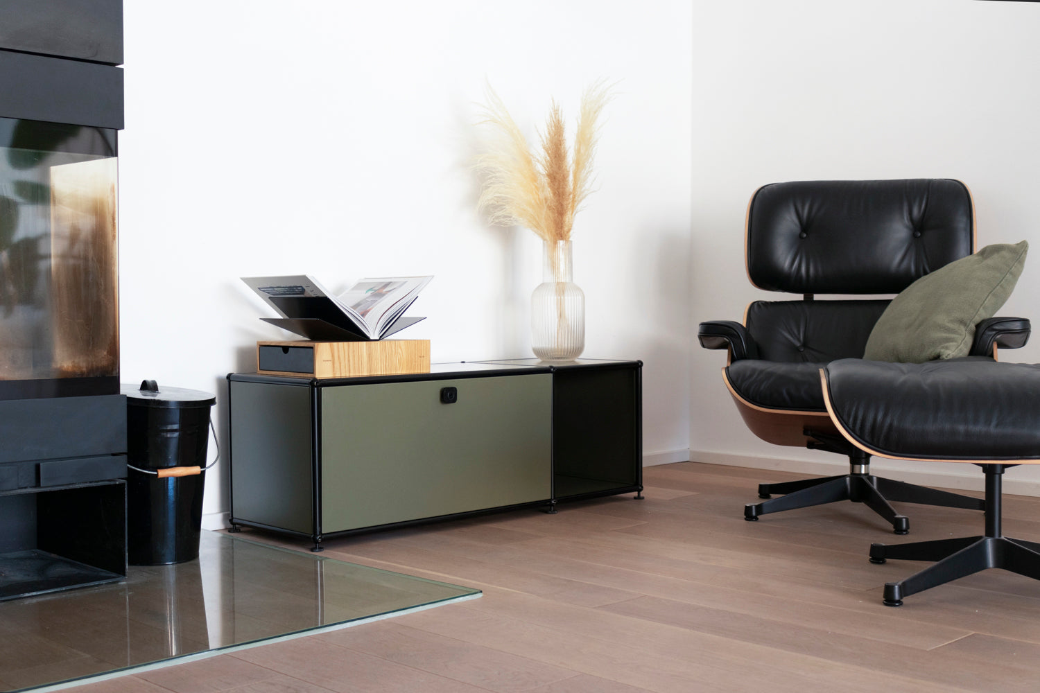 konektra Sideboard in Olive mit Bookstand in Schwarz
