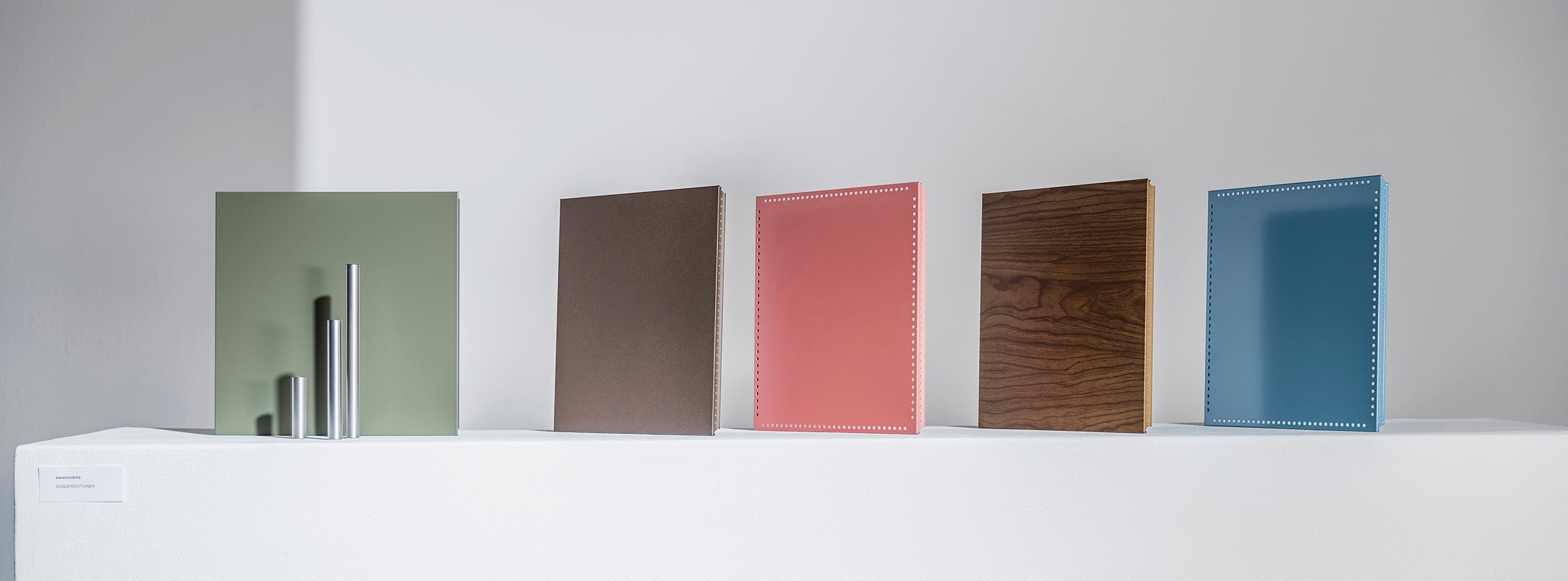 swissmobilia_line-farbe-sondereditionen-sonderfarbe-tablar-rohr-klapptu-r-fu-r-usm-haller