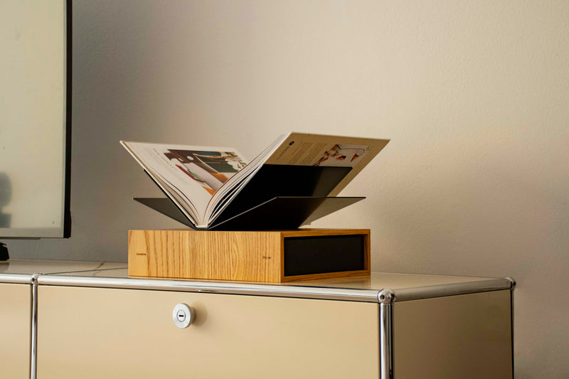Bookstand mit Buch konektra